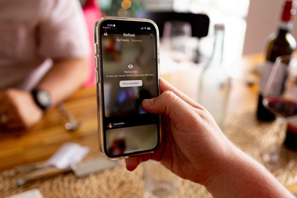 photo d'une personne dans un restaurant sur les réseaux sociaux