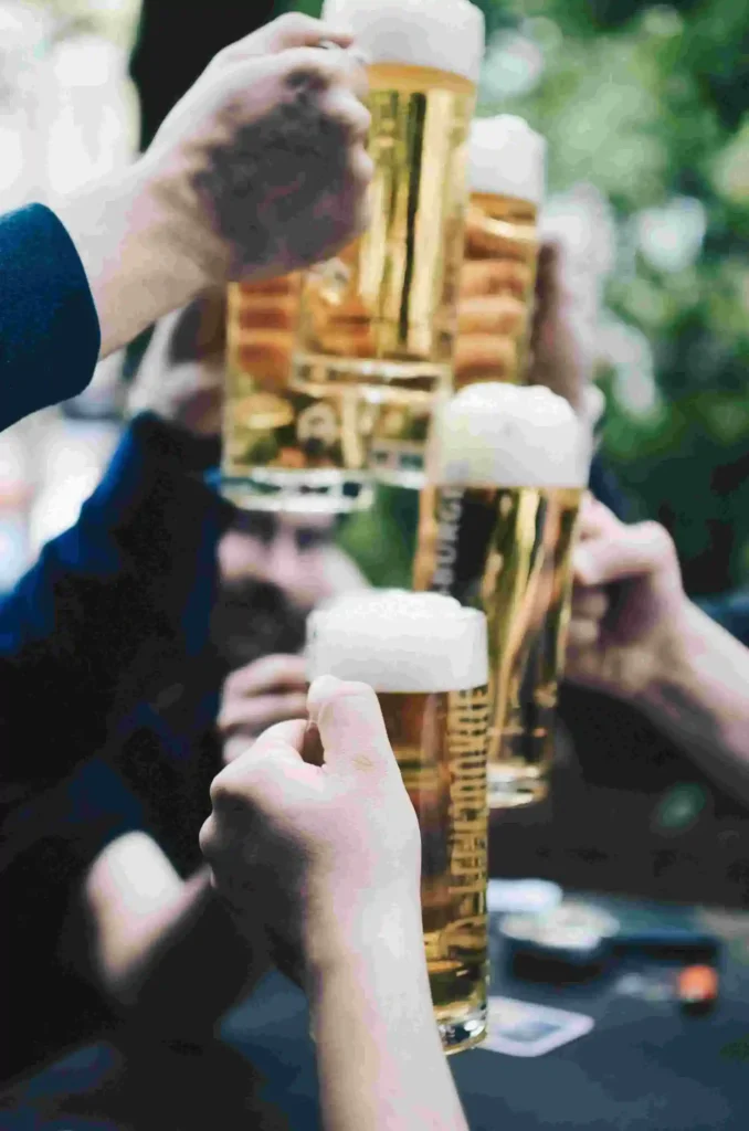photo de personne claquant les verres de bieres pour l'Oktoberfest comme exemple du calendrier des évènements marketing 2025