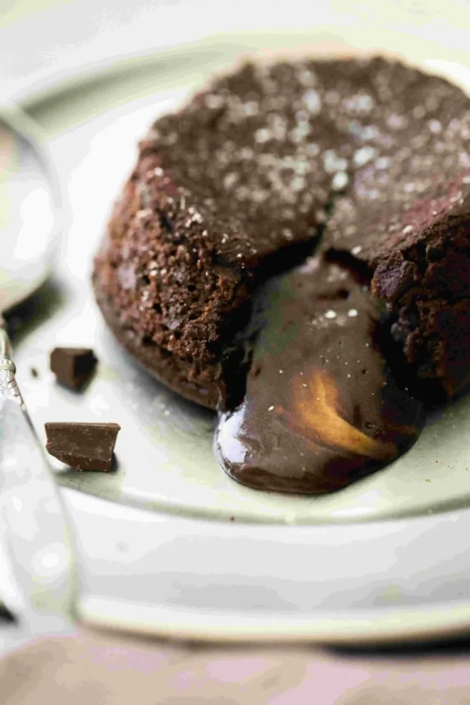 photo d'un gateau au chocolat degoulinant pour la journée du chocolat comme exemple du calendrier des évènements marketing 2025