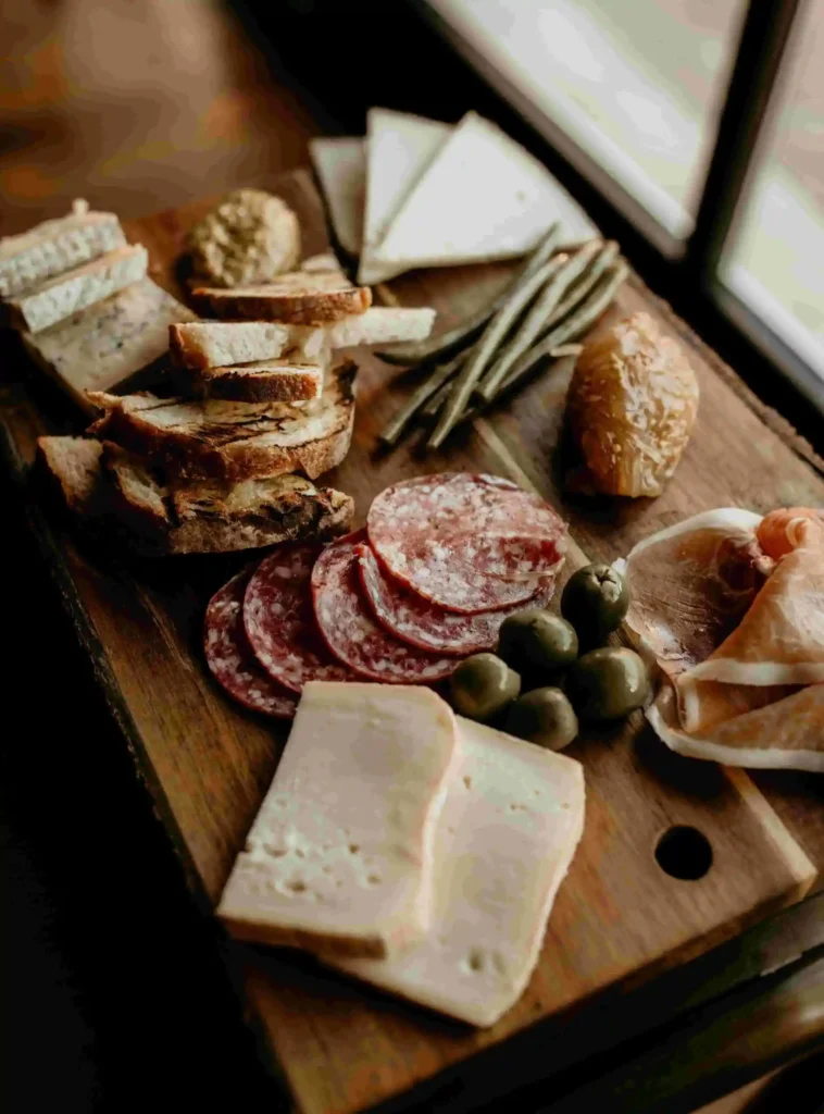 photo d'un plat de fromage pour la journée du fromage comme exemple du calendrier des évènements marketing 2025