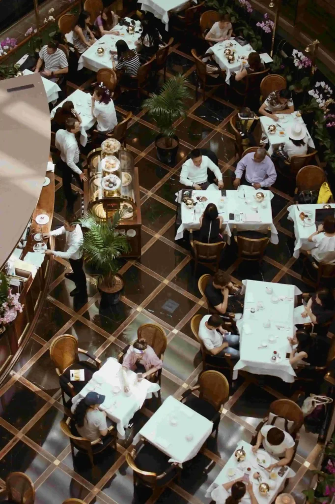photo d'une salle de restaurant pleine de monde pour le nouvel an comme exemple du calendrier des évènements marketing 2025