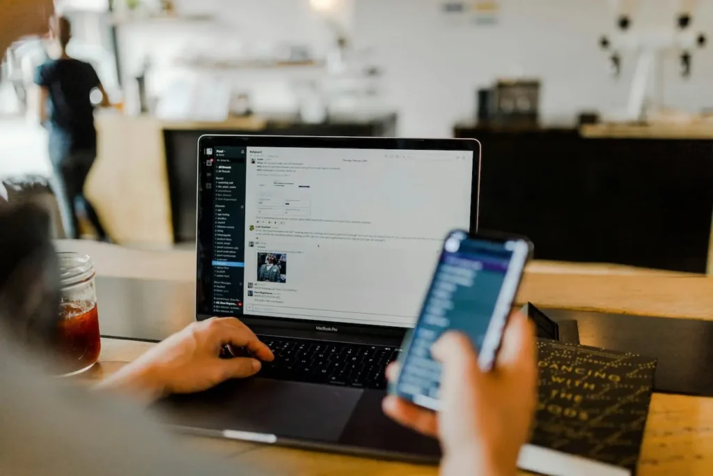 Community manager en train de publier une photo de plat sur Instagram pour un restaurant.